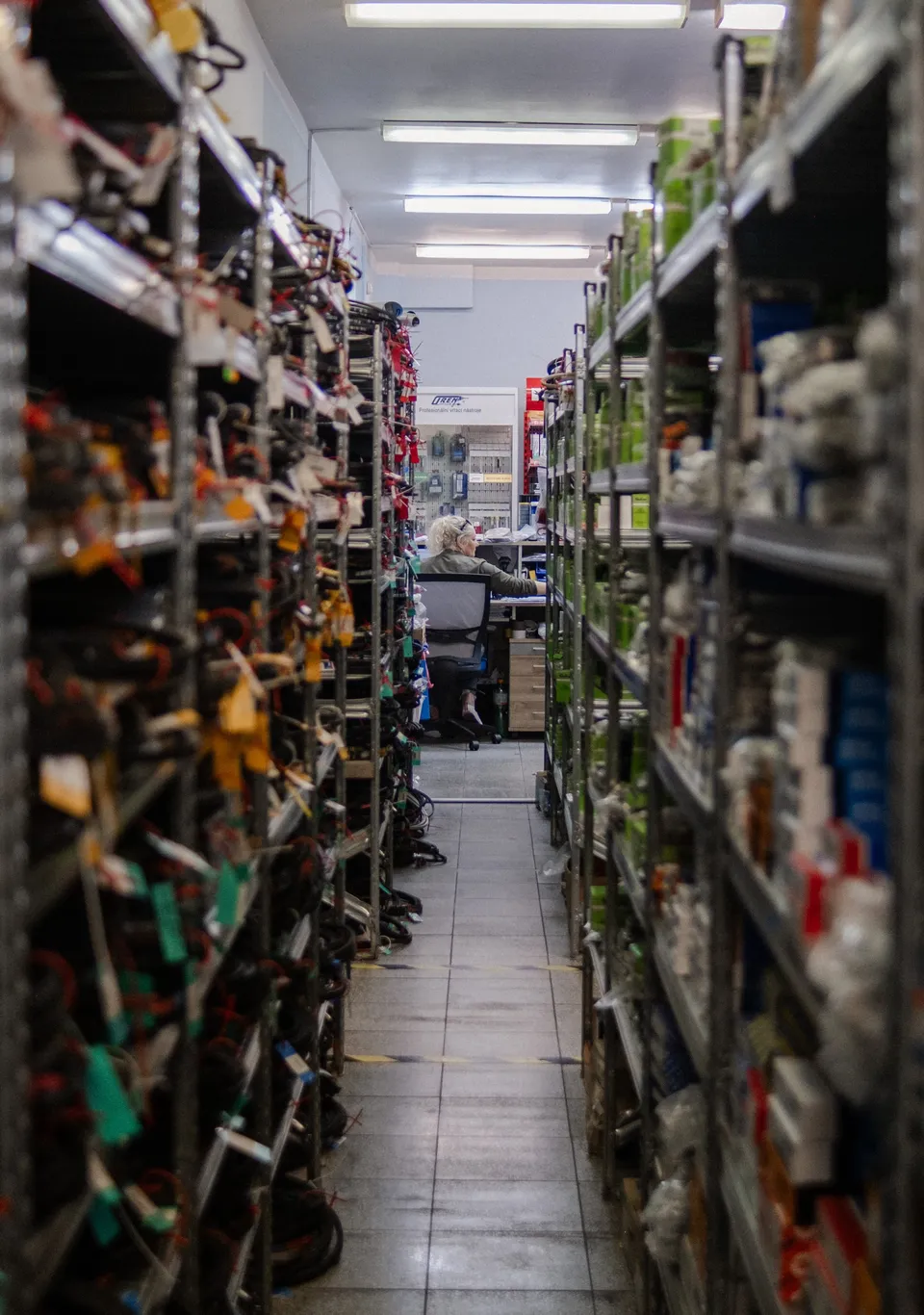 Skladové regály ložisek v naší prodejně